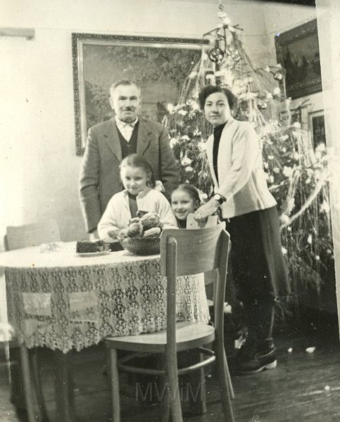 KKE 4143-108.jpg - Boże Narodzenie. Od prawej: Bronisława Szczuka z córkami i ojcem, Kronowo.